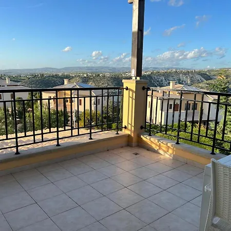 Apartment Perfect Getaway For 2 With Shared Pool *