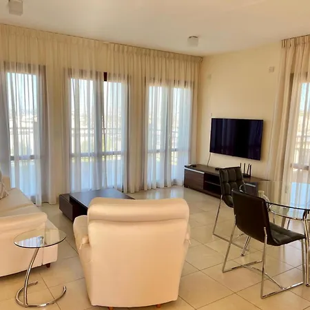 Perfect Getaway For 2 With Shared Pool Kouklia