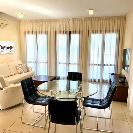 Perfect Getaway For 2 With Shared Pool